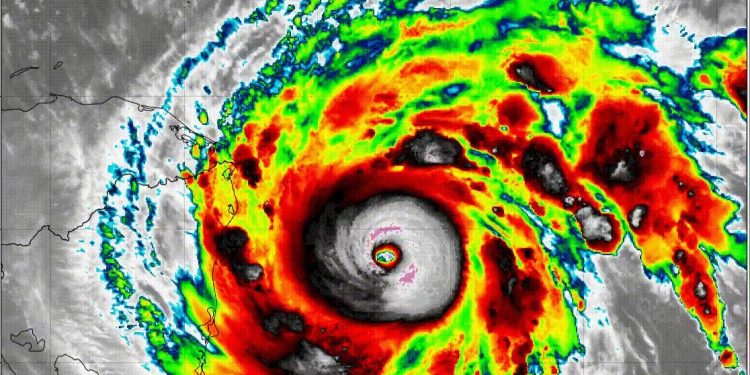 Huracán Iota se fortalece a categoría 4