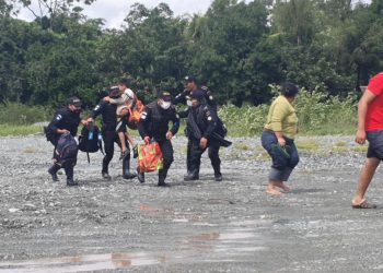 Agentes de la PNC se han sumado a las labores de rescate