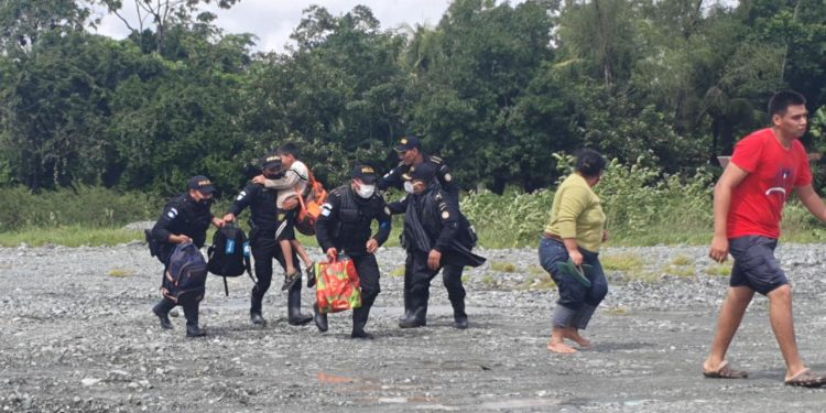 Agentes de la PNC se han sumado a las labores de rescate