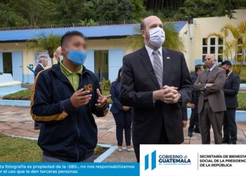 Embajador de Estados Unidos visita programa de reinserción de jóvenes