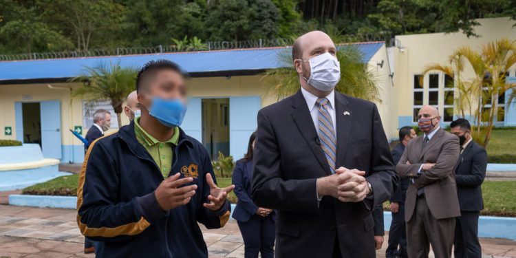 Embajador de Estados Unidos visita programa de reinserción de jóvenes