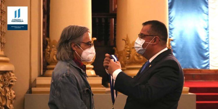 José Luis Perdomo recibe Premio Nacional de Literatura Miguel Ángel Asturias 2020