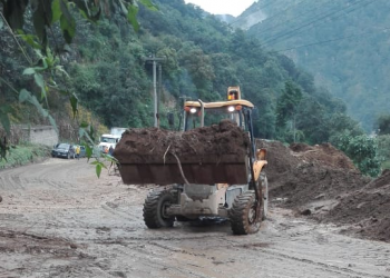 Atienden 76 derrumbes en carreteras afectadas por depresión tropical