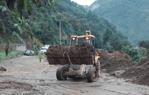 Atienden 76 derrumbes en carreteras afectadas por depresión tropical