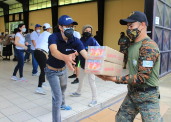 Presidente visita centro de embalaje de ayuda humanitaria