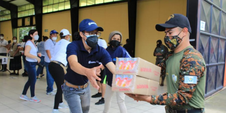 Presidente visita centro de embalaje de ayuda humanitaria