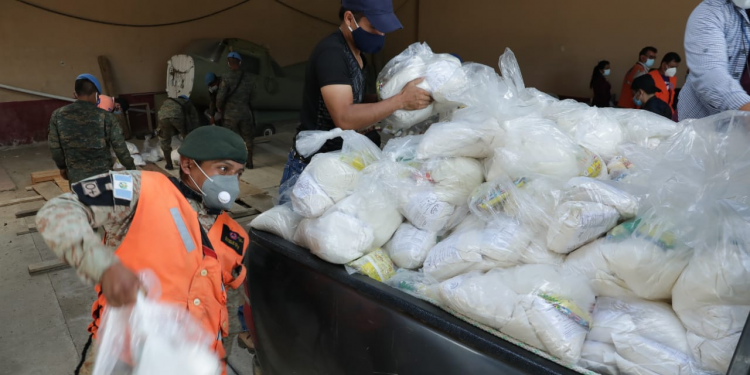 Cobán recibe más de 2 mil 400 raciones de alimentos