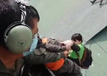 Soldados de UHR rescatan a familia en Izabal.