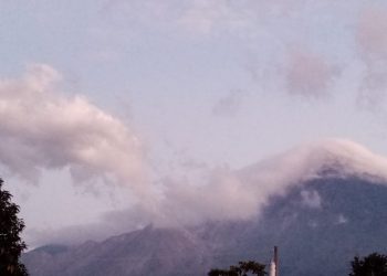 Volcán Santiaguito expulsa grandes cantidades de ceniza