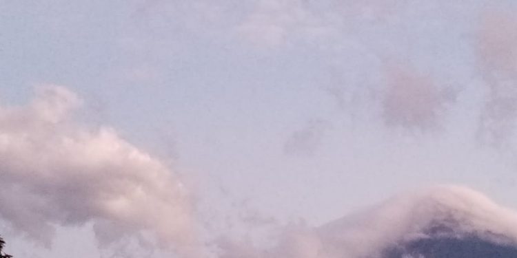 Volcán Santiaguito expulsa grandes cantidades de ceniza