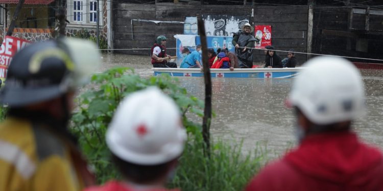 labores-de-rescate-San-Cristobal-Verapaz