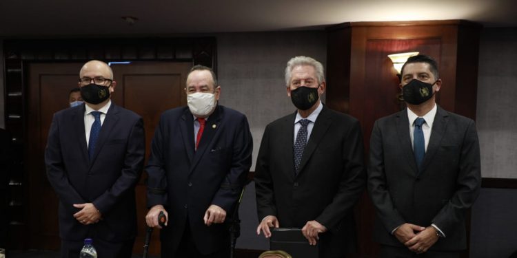 Presidente Alejandro Giammattei se reúne con John Maxwell