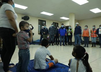 Presidente llega a Izabal y supervisa atención a los afectados por la depresión tropical Eta