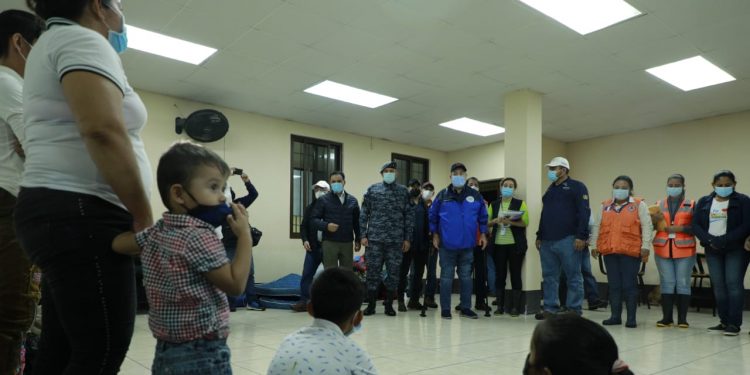 Presidente llega a Izabal y supervisa atención a los afectados por la depresión tropical Eta