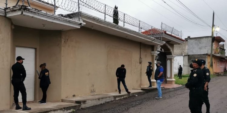 Policía tras un hombre por defraudación de 7 millones de quetzales