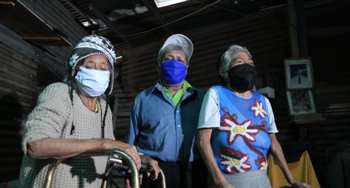 Adultos mayores utilizan mascarilla para prevenir el coronavirus.