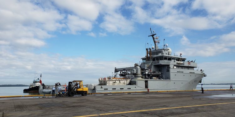 buque francés con ayuda humanitaria