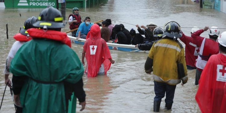 Cuerpos de socorro mantienen operativos de rescate en Alta Verapaz