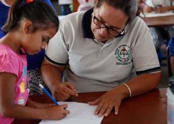 Regulan convocatorias internas para otorgar plazas a docentes de preprimaria y primaria