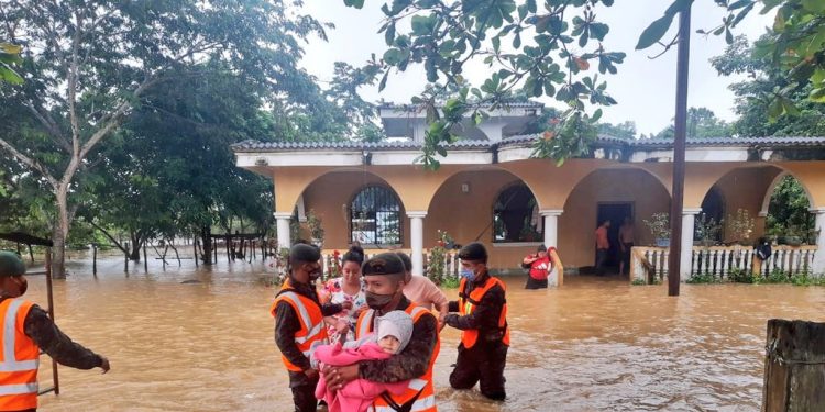 Ejército y la PNC apoyan a familias afectadas por la tormenta tropical Eta