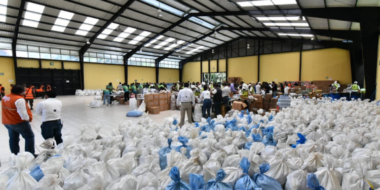 Voluntarios trazan meta de empacar 100 mil bolsas de víveres