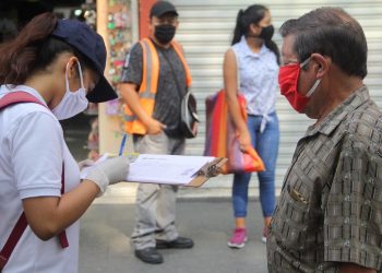Población guatemalteca utiliza mascarilla para evitar contagios de COVID-19.