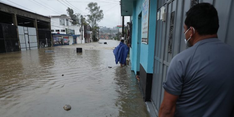Depresión tropical Eta comienza a alejarse, pero sus efectos persistirán en Guatemala