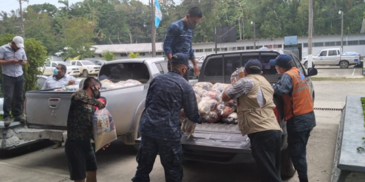 Autoridades evacúan a más de 10 mil afectados por la depresión tropical Eta en Izabal