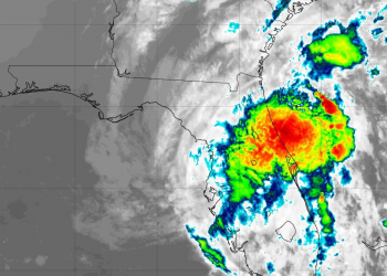 Eta vuelve a ser tormenta tropical y causa torrenciales lluvias en Florida