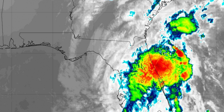Eta vuelve a ser tormenta tropical y causa torrenciales lluvias en Florida