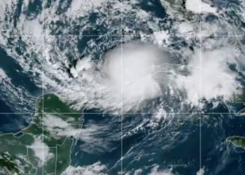 Eta recobra fuerza de huracán rumbo a Florida