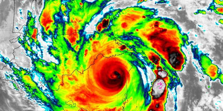 Centro Nacional de Huracanes alerta sobre efectos de Iota en Centroamérica