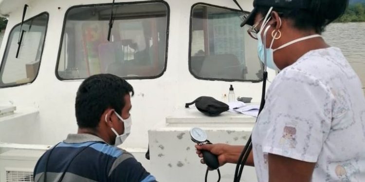 Ejército realiza jornada médica y entrega víveres en Izabal