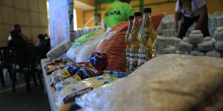 Vecinos de San Miguel Petapa reciben alimentos
