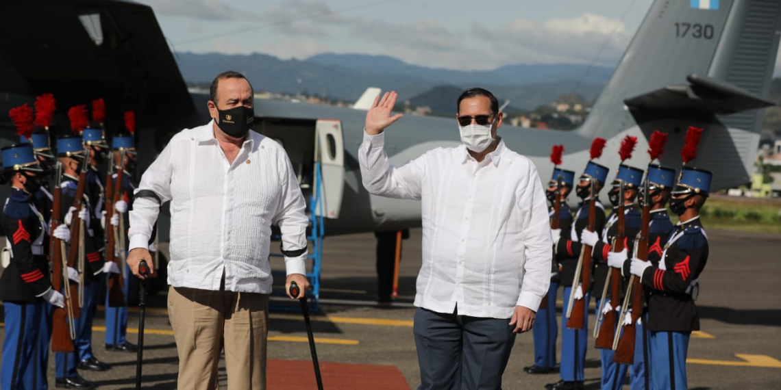 Presidente Alejandro Giammattei arriba a Honduras