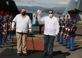 Presidente Alejandro Giammattei arriba a Honduras