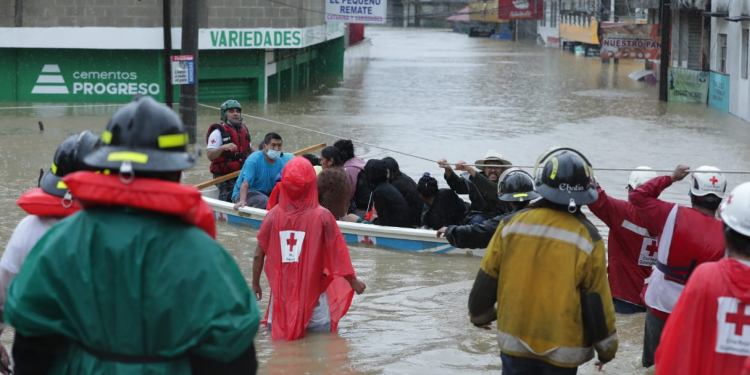 Presidente agradece al personal que está en primera línea de atención durante la emergencia