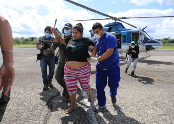 Exitoso rescate de mujer embarazada en aldea de Izabal