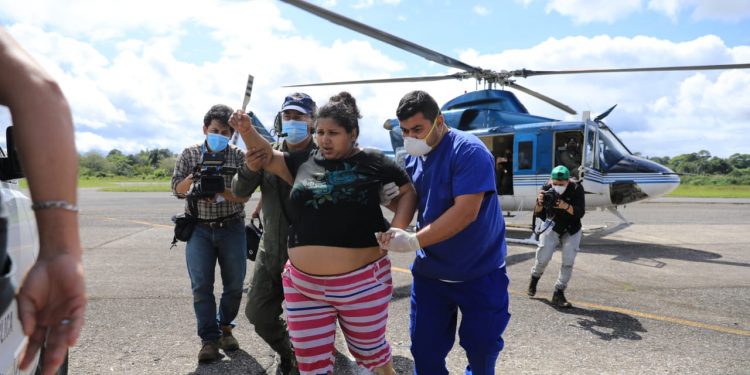 Exitoso rescate de mujer embarazada en aldea de Izabal