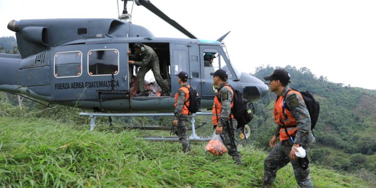 Ejército sigue apoyando a los damnificados por medio de sus fuerzas de aire, mar y tierra
