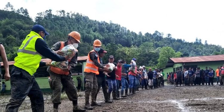Ejército distribuye alimentos en lugares de difícil acceso en Izabal