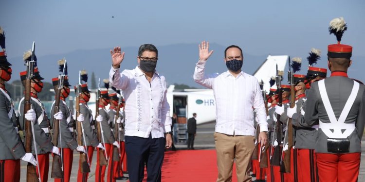 Presidente de Honduras arriba al país para fortalecer la relación bilateral