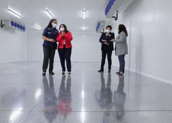 Autoridades del Ministerio de Salud inauguraron el cuarto frío para almacenamiento de la vacuna contra el COVID-19./Foto: Álvaro Interiano.