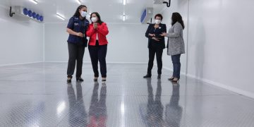 Autoridades del Ministerio de Salud inauguraron el cuarto frío para almacenamiento de la vacuna contra el COVID-19./Foto: Álvaro Interiano.