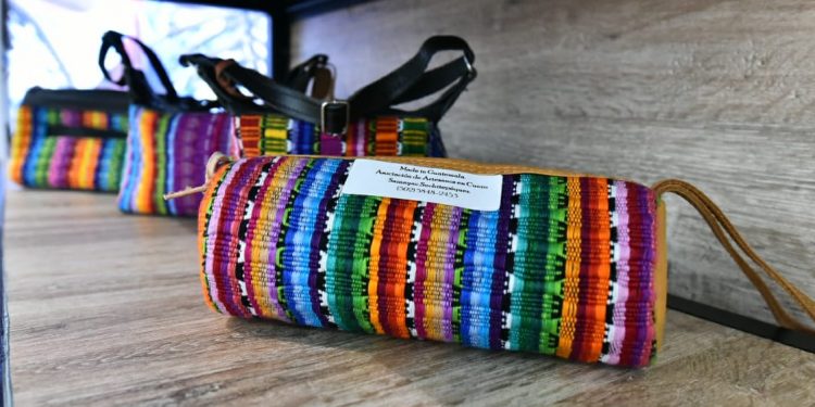 Artesanos guatemaltecos fortalecen comercio a nivel internacional