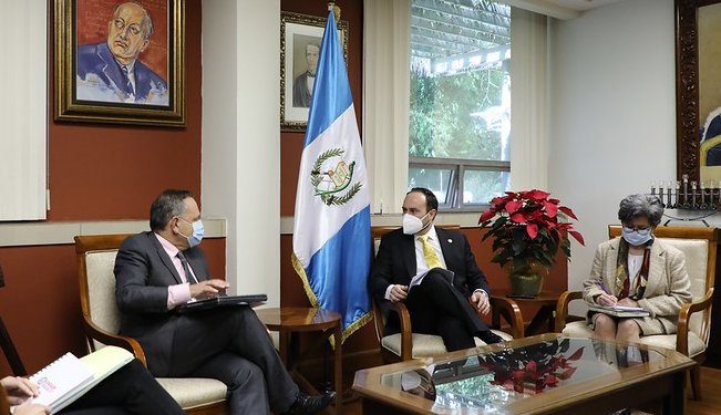 Canciller Pedro Brolo y el embajador de la República de Francia, Jean François Charpentier