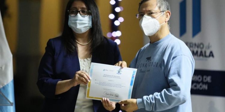 Reconocen labor de 270 docentes que participaron en Aprendo en Casa