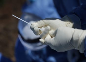 Pruebas de COVID-19 y kits de medicamentos estarán disponibles durante el asueto