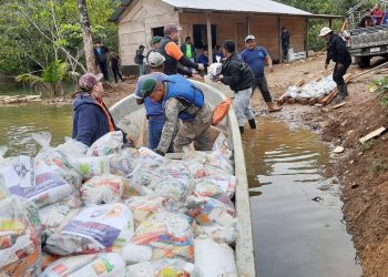 Familias damnificadas por los fenómenos naturales Eta e Iota en diferentes aldeas del departamento de Alta Verapaz reciben viveres por parte del Ejército de Guatemala