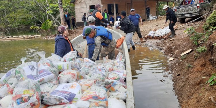 Familias damnificadas por los fenómenos naturales Eta e Iota en diferentes aldeas del departamento de Alta Verapaz reciben viveres por parte del Ejército de Guatemala